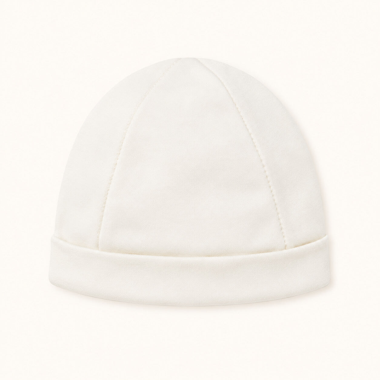 Boné branco macio para bebê recém-nascido, ideal para enxoval confortável e delicado