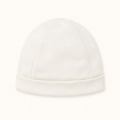 Boné branco macio para bebê recém-nascido, ideal para enxoval confortável e delicado