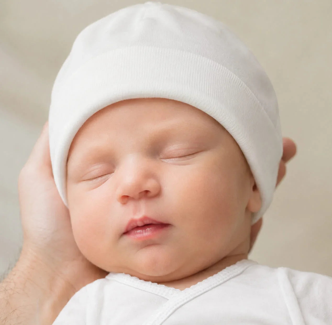Bebé para recém-nascido dormindo com gorro branco forrado e confortável 