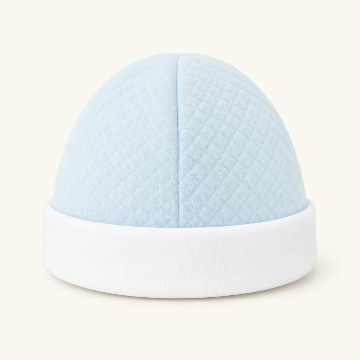 Gorro de bebé azul claro com dobra em branco, forrado a malha suave, sem elástico, ideal para recém-nascidos