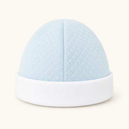 Gorro de bebé azul claro com dobra em branco, forrado a malha suave, sem elástico, ideal para recém-nascidos
