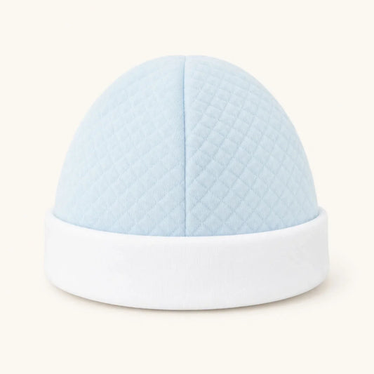 Gorro de bebé azul claro com dobra em branco, forrado a malha suave, sem elástico, ideal para recém-nascidos
