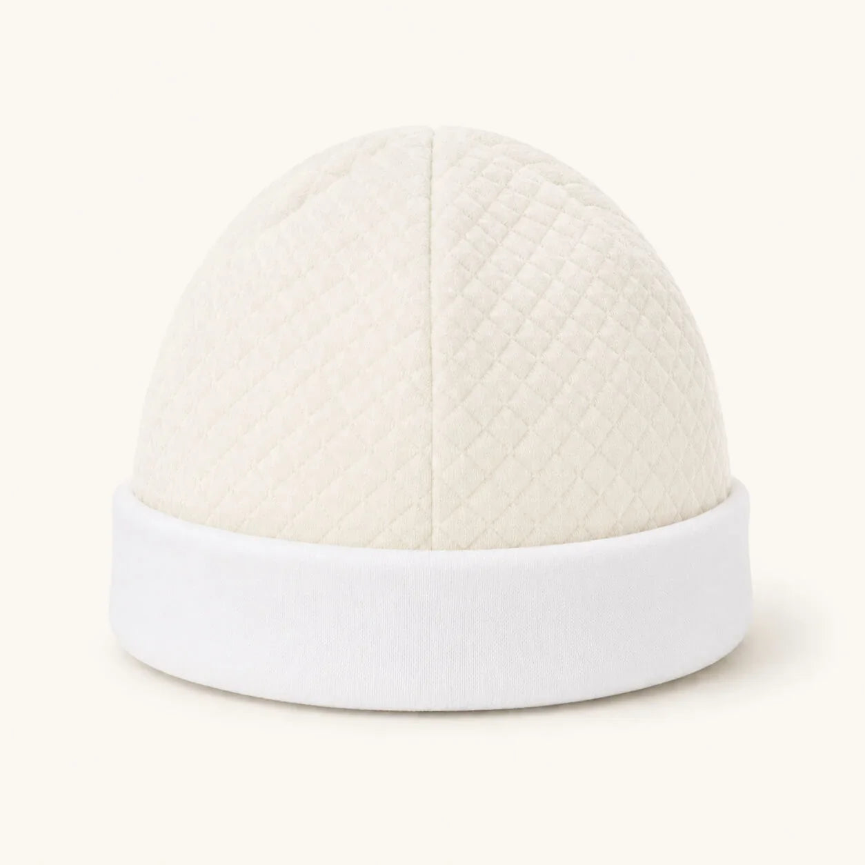 Gorro de bebé bege com dobra em branco, forrado a malha macia, sem elástico, ideal para recém-nascidos