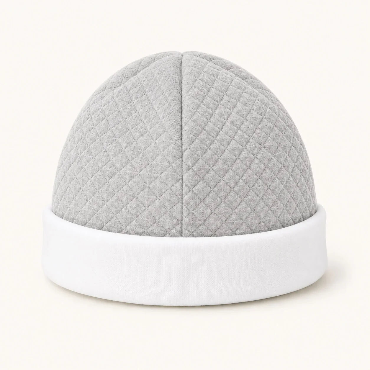 Gorro de bebé cinza com dobra em branco, forrado a malha suave, sem elástico, ideal para recém-nascidos
