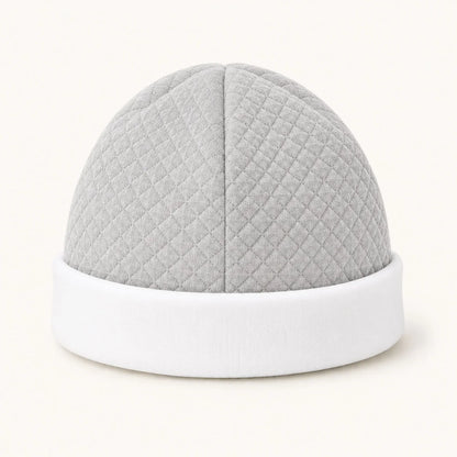 Gorro de bebé cinza com dobra em branco, forrado a malha suave, sem elástico, ideal para recém-nascidos