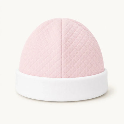 Gorro de bebé rosa claro com dobra em branco, forrado a malha suave, sem elástico, ideal para recém-nascidos