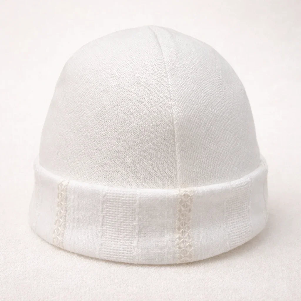 Gorro para bebé bege, malha macia, com detalhes delicados, ideal para recém-nascidos