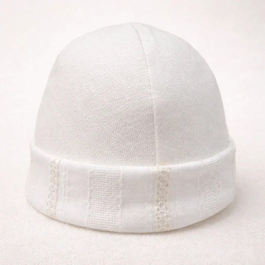 Gorro para bebé bege, malha macia, com detalhes delicados, ideal para recém-nascidos