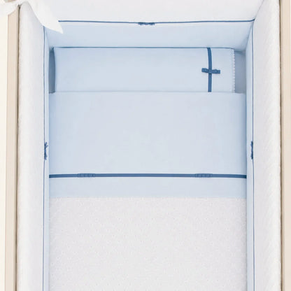 Berço com lençóis romantic azul, composto por lençol de cima, lençol capa e fronha. Popeline 100% algodão com tratamento anti-pilling.