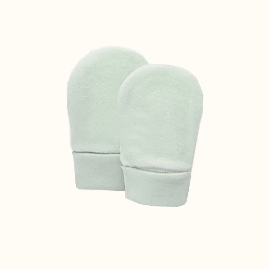 Luvas de bebé bege em algodão, macias e confortáveis, fundo branco, roupa para recém-nascido