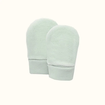 Luvas de bebé bege em algodão, macias e confortáveis, fundo branco, roupa para recém-nascido