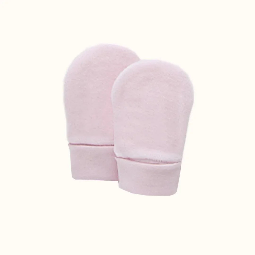 Luvas de bebé rosa claro em algodão macio, ideais para recém-nascido, fundo neutro.