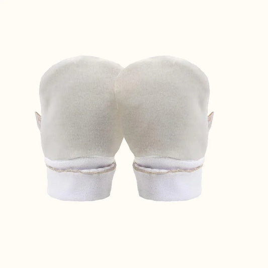 Luvas de bebê bege em algodão para recém-nascido, acabamento delicado, fundo branco.