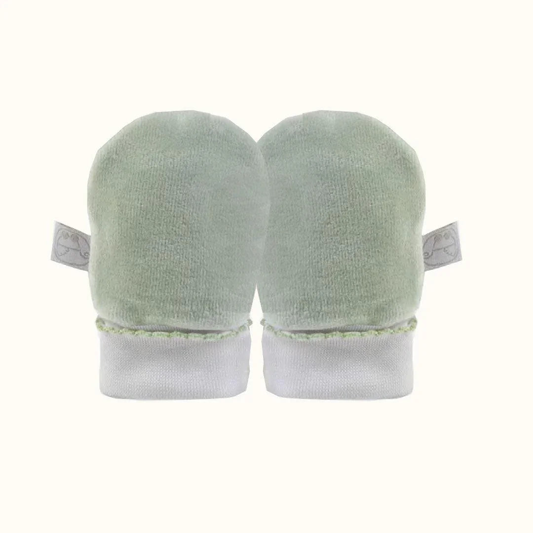 Luvas de algodão bege para bebê recém-nascido, com punho branco, fundo claro.