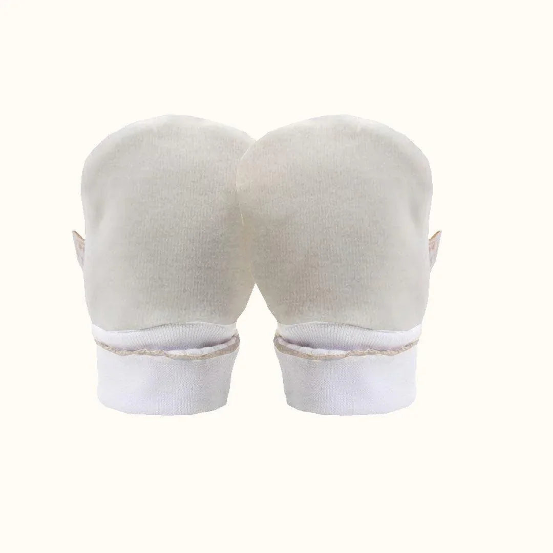 Luvas de algodão para recém-nascido cor creme, essenciais para enxoval de bebé.