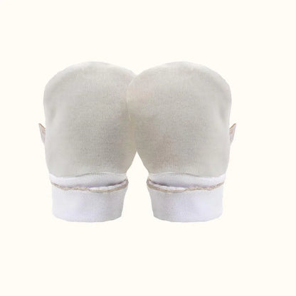 Luvas de algodão para recém-nascido cor creme, essenciais para enxoval de bebé.
