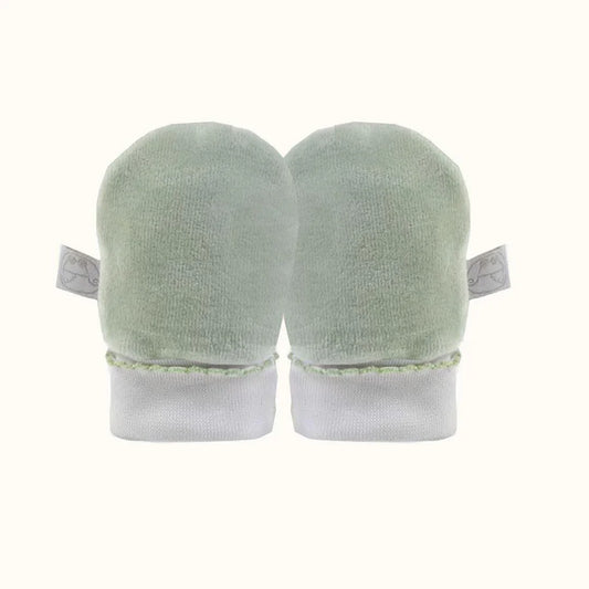 Luvas de algodão para bebé verde claro com punho branco, enxoval recém-nascido.