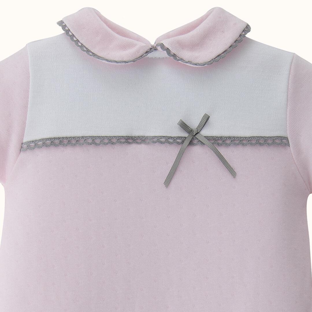pormenor de macacao de algodão branco e rosa com renda cinza