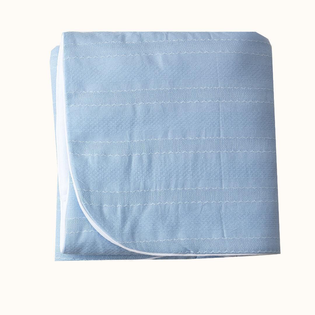 manta de bebé azul clara, macia, com textura listrada, ideal para recém-nascidos