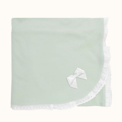 manta de bebé verde clara com renda branca e laço decorativo para recém-nascido