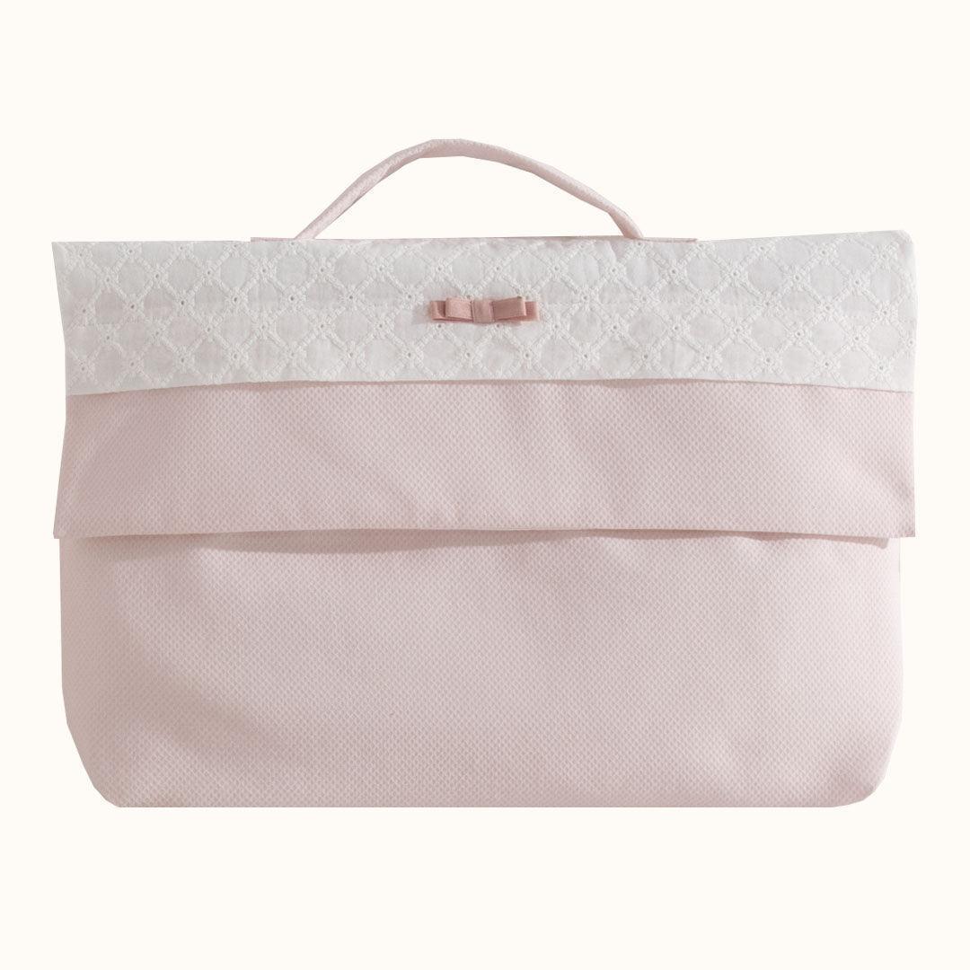 Manta de bebê rosa clara com detalhe branco rendado e laço, ideal para recém-nascidos.