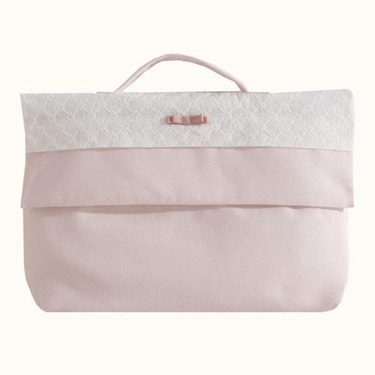 Manta de bebê rosa clara com detalhe branco rendado e laço, ideal para recém-nascidos.