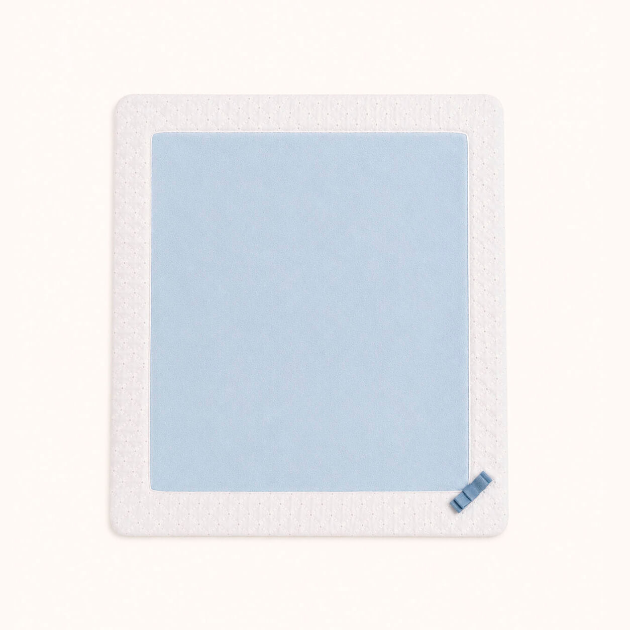 Toalha de bebê azul com borda branca e laço, ideal para pele delicada