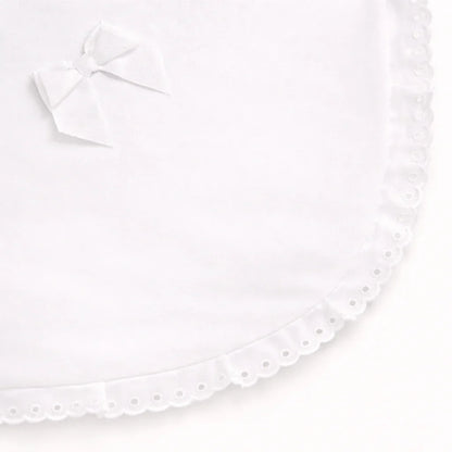 Manta de bebé branca com laço decorativo e borda rendada, detalhe elegante.