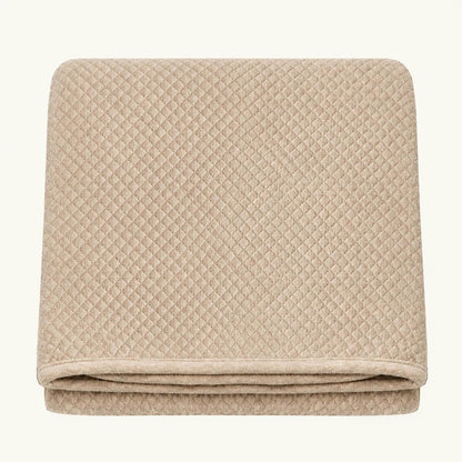 Manta camel com clorete à volta em malha losango, exterior 100% algodão macio e ideal para qualquer idade do bebé
