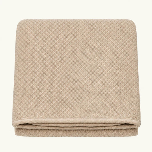 Manta camel com clorete à volta em malha losango, exterior 100% algodão macio e ideal para qualquer idade do bebé