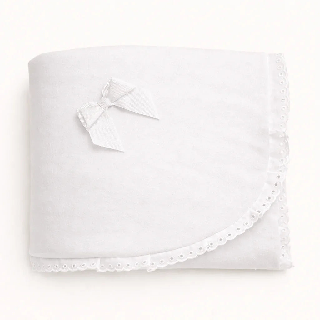 Manta de bebê em malha branca com laço decorativo e acabamento em renda, delicada e macia.