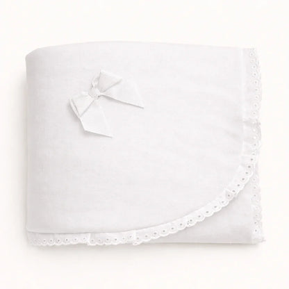 Manta de bebê em malha branca com laço decorativo e acabamento em renda, delicada e macia.