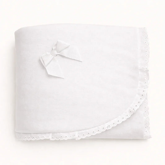 Manta de bebê em malha branca com laço decorativo e acabamento em renda, delicada e macia.