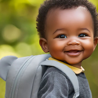 <img src="caminho/para/imagem.jpg" alt="Bebé com uma mochila azul às costas">