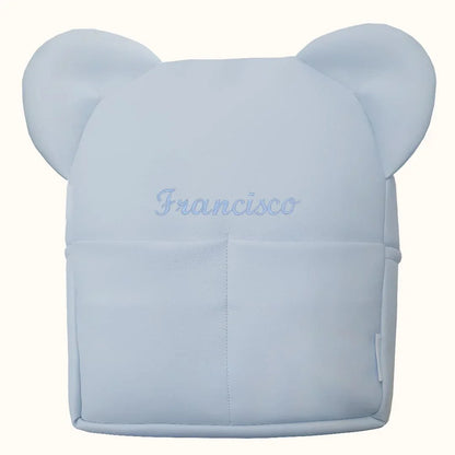 <img src="caminho/para/imagem.jpg" alt="mochila azul para bebé com orelhas e nome bordado">