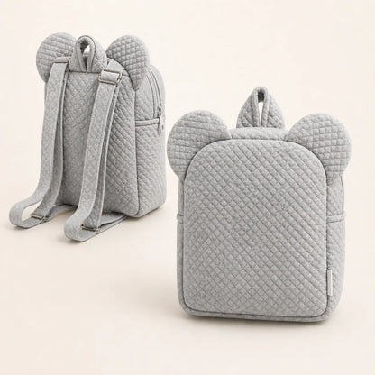 Mochila infantil cinza acolchoada com orelhas, ideal para bebé, estilo confortável e divertido.
