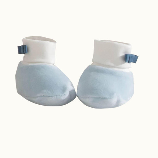 pantufas de bebé azul claro com detalhe de laço em tecido macio, ideais para recém-nascidos