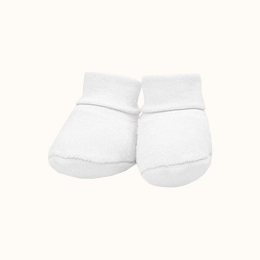 Pantufas de bebé brancas em algodão macio, ideais para recém-nascido