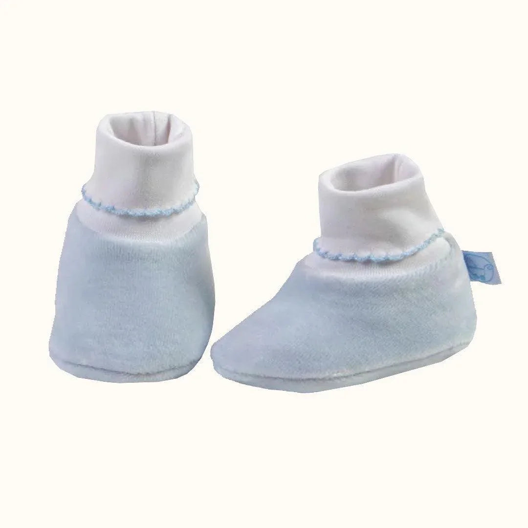 Pantufas de bebé azul claro com cano alto em tecido macio, ideais para recém-nascidos.