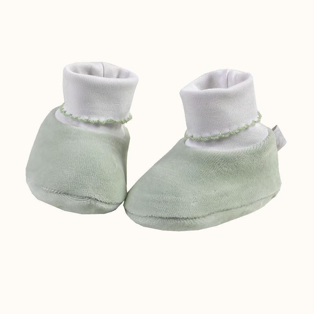 Pantufas de bebé em tecido bege com cano alto branco, ideais para recém-nascidos