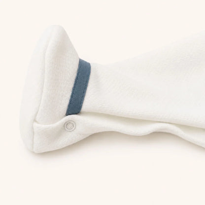 Pormenor da perna do babygrow bege com detalhe azul, ideal para recém-nascidos