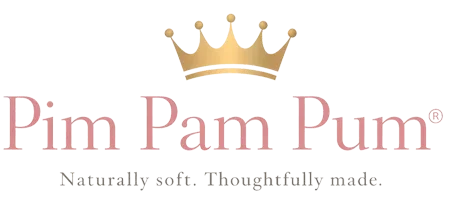 Logotipo com coroa dourada acima do texto Pim Pam Pum em rosa, visual delicado para roupas de bebé.