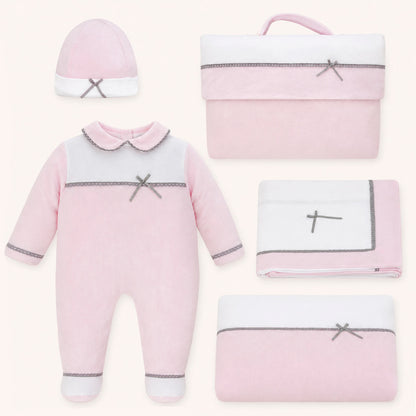 Conjunto primeira roupa de bebé rosa e branco com laços, incluindo macacão, gorro e acessórios.