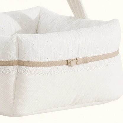 Cesto de bebé bege com renda e laço bege, ideal para enxoval de recém-nascido