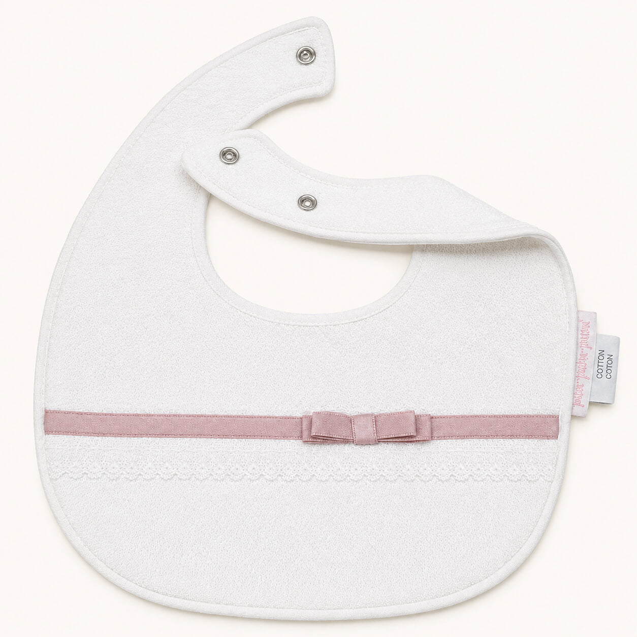 babete malha algodão romantic bege com fita e laço rosa velho, ideal para os bebés mais pequenos por ser mais macia e delicada.