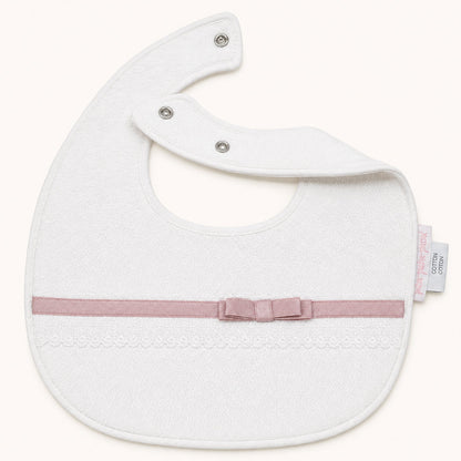 babete malha algodão romantic bege com fita e laço rosa velho, ideal para os bebés mais pequenos por ser mais macia e delicada.