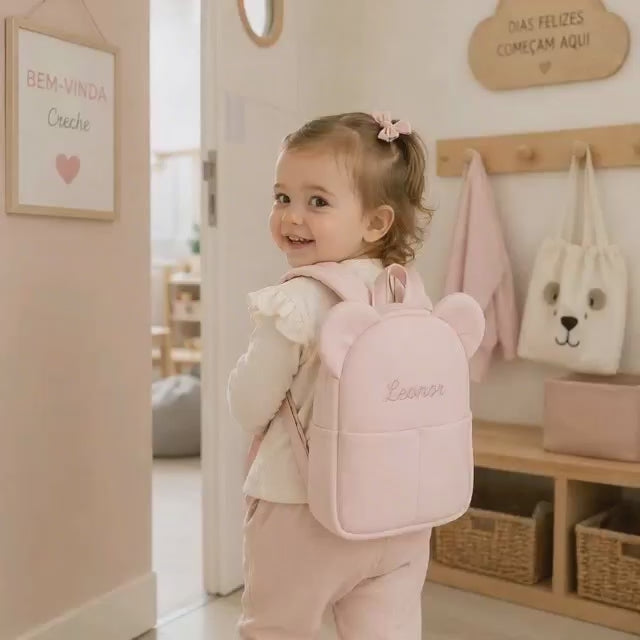 Video de menina a entrar na creche com mochila