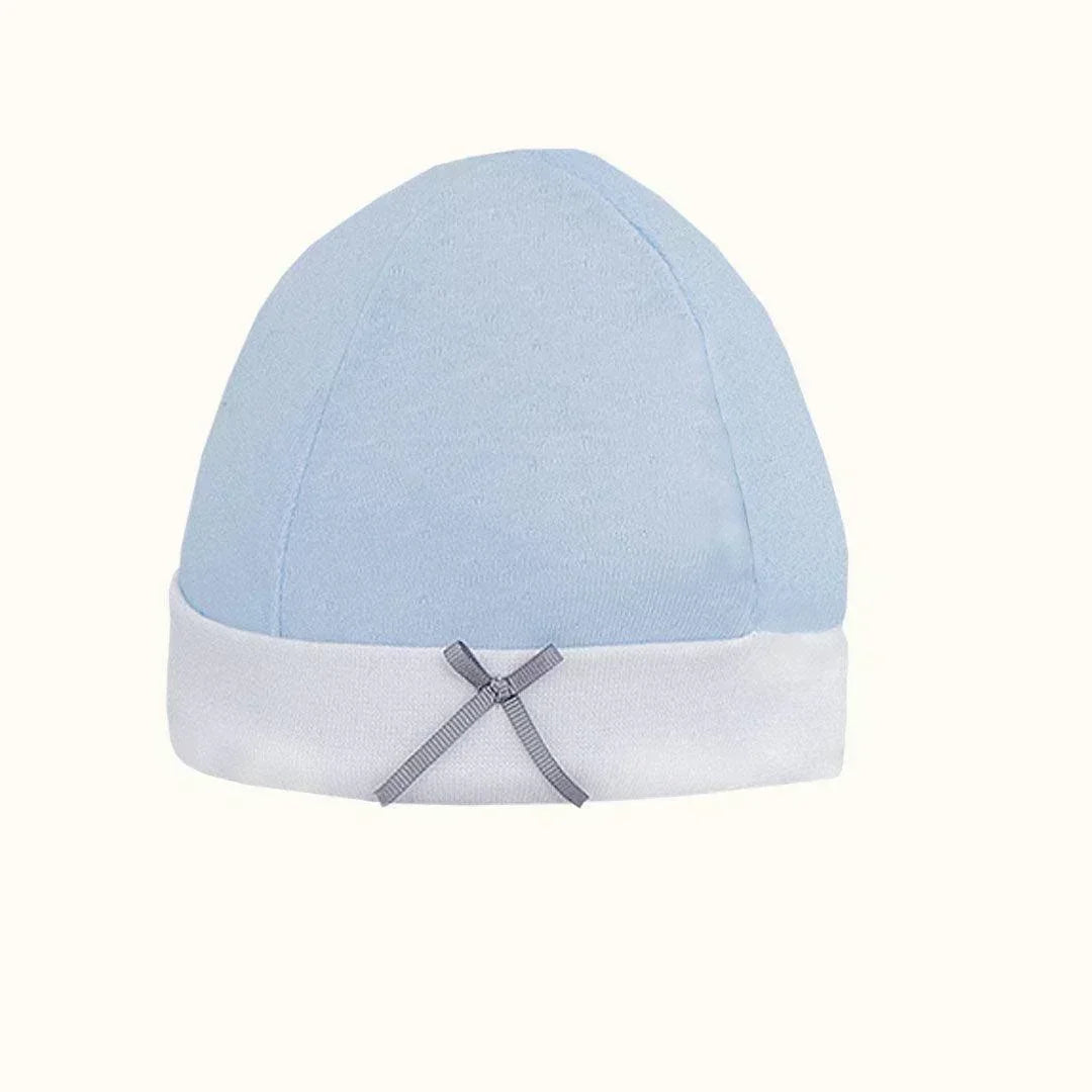 gorro de bebê azul claro com barra branca e laço cinza, roupa confortável para recém-nascido