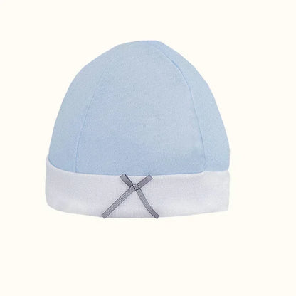 gorro de bebê azul claro com barra branca e laço cinza, roupa confortável para recém-nascido