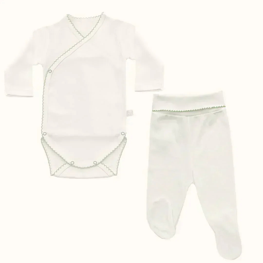 Conjunto de roupa de bebé branco com detalhes verdes, body manga longa e calça com pezinhos.